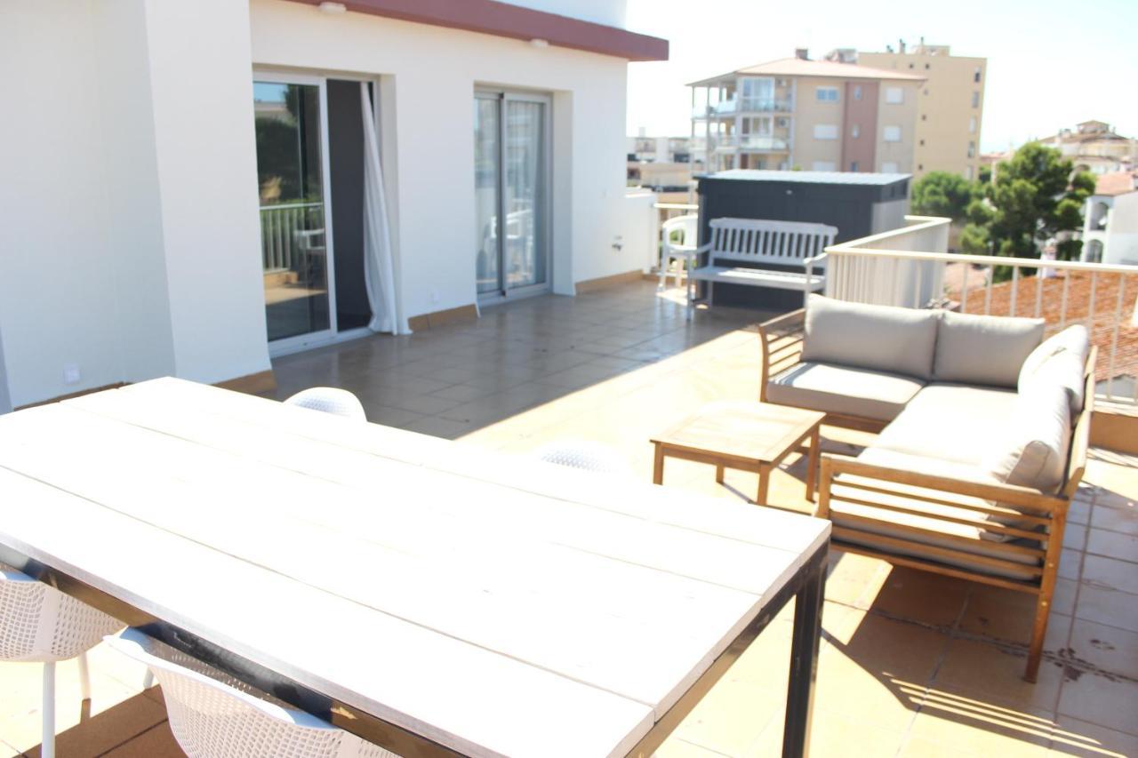 Beautiful Loft, Huge Sunny Terrace, View Over The Beach And Sea Roses Eksteriør billede