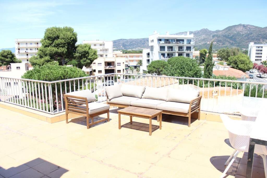 Beautiful Loft, Huge Sunny Terrace, View Over The Beach And Sea Roses Eksteriør billede
