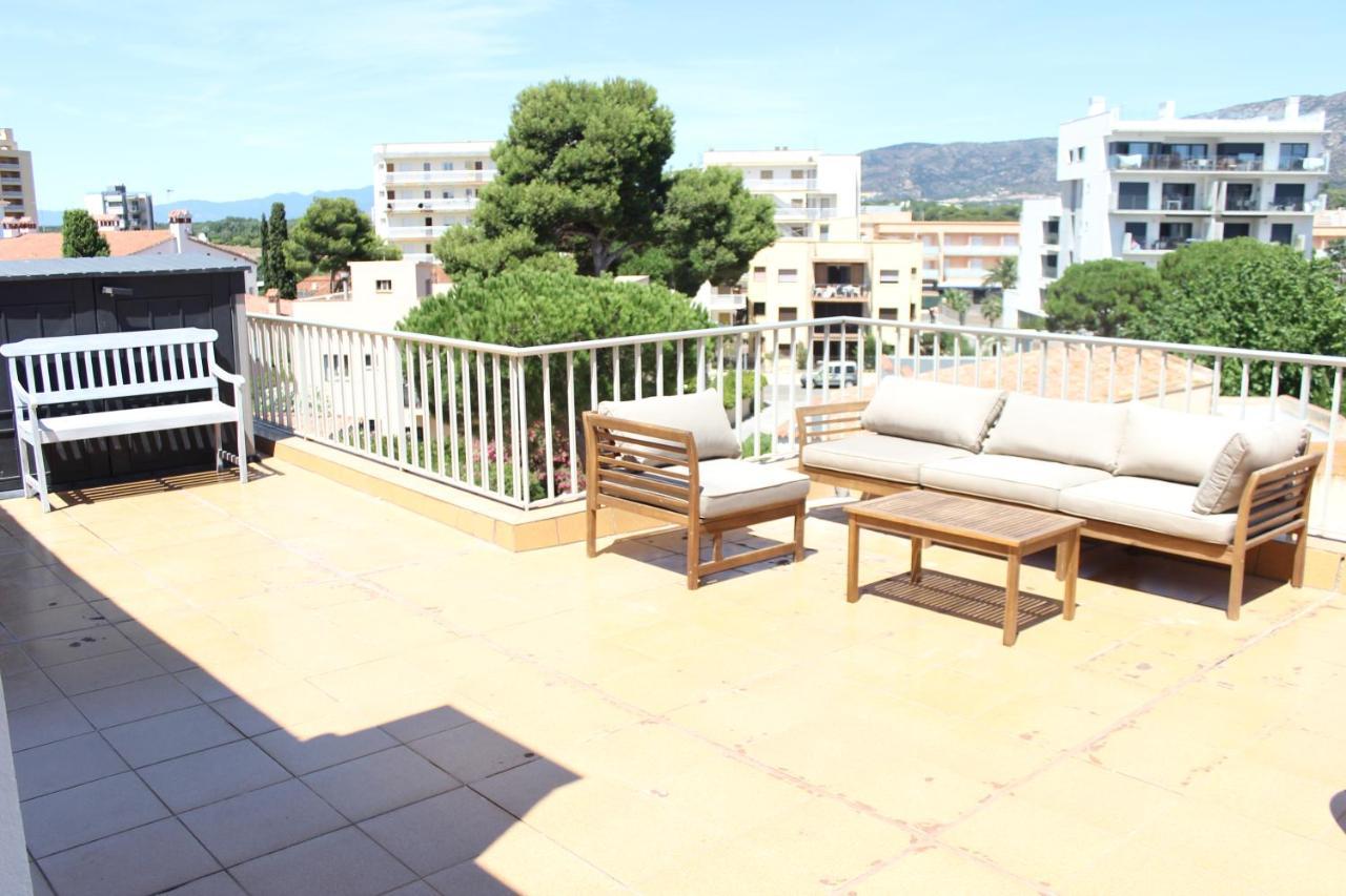 Beautiful Loft, Huge Sunny Terrace, View Over The Beach And Sea Roses Eksteriør billede
