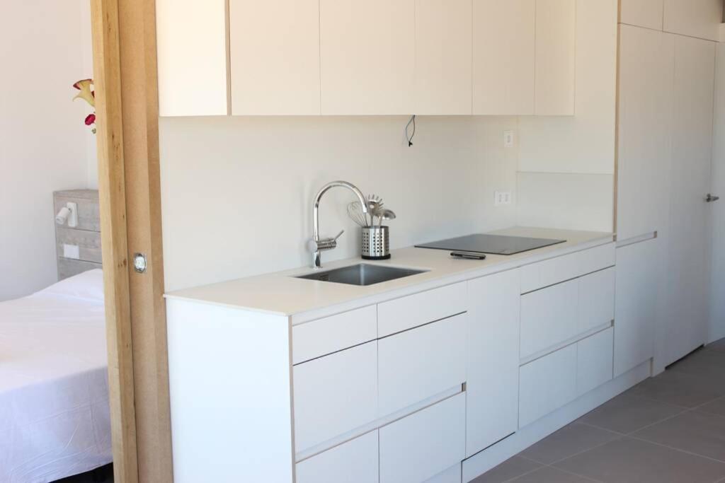 Beautiful Loft, Huge Sunny Terrace, View Over The Beach And Sea Roses Eksteriør billede