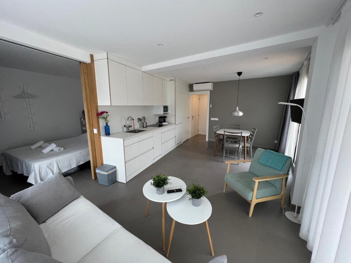 Beautiful Loft, Huge Sunny Terrace, View Over The Beach And Sea Roses Eksteriør billede
