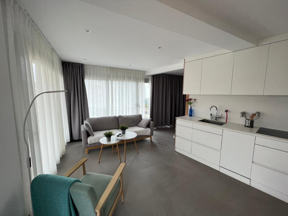 Beautiful Loft, Huge Sunny Terrace, View Over The Beach And Sea Roses Eksteriør billede